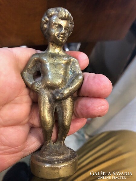 Szecessziós bronz pisilő kisfiú szobor, 12 cm-es nagyságú.