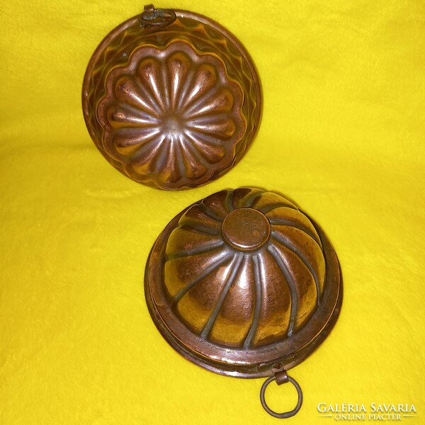2 copper kuglóf molds, wall decoration, confectioner's supplies.