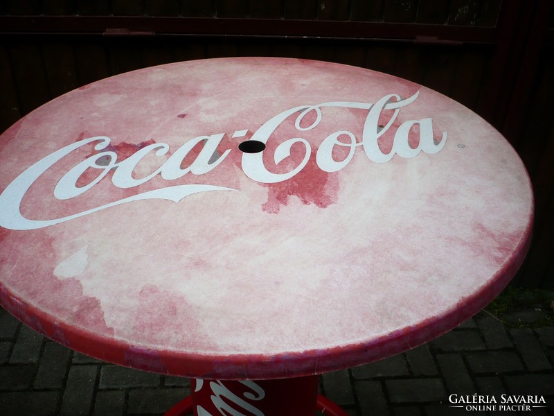 Hatalmas Coca Cola Bárasztal