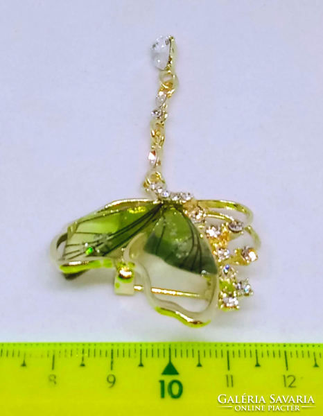 Aranyozott foglalatú, clear kristályos, zöld Pillangó bross 17