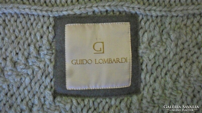 Guido Lombardi soft warm poncho, lighter gray, with a beautiful knitting pattern. 170 X 82 cm