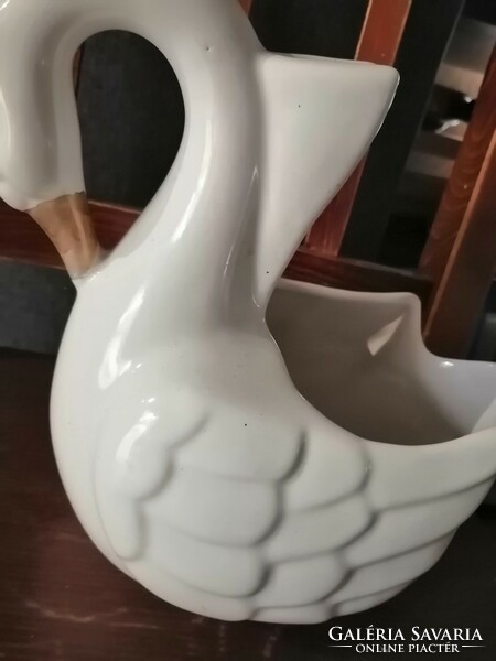 Porcelain swan pot