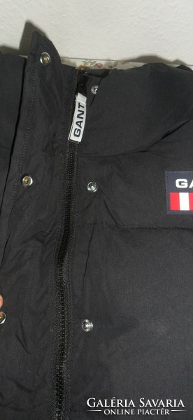 Original gant women's sports vest, its filling material reminiscent of the 80s and 90s retains heat excellently.