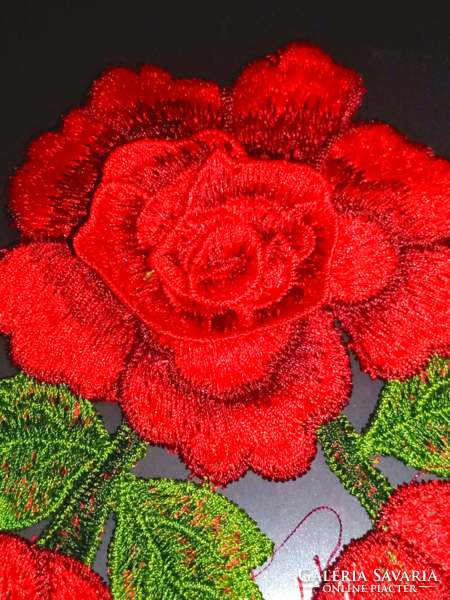 Vörös rózsás hímzéses ruha rátét 2