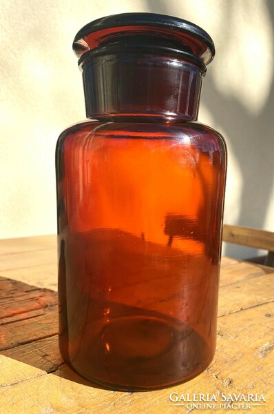 Régi barna nagyméretű patika üveg, porüveg üvegtetővel
