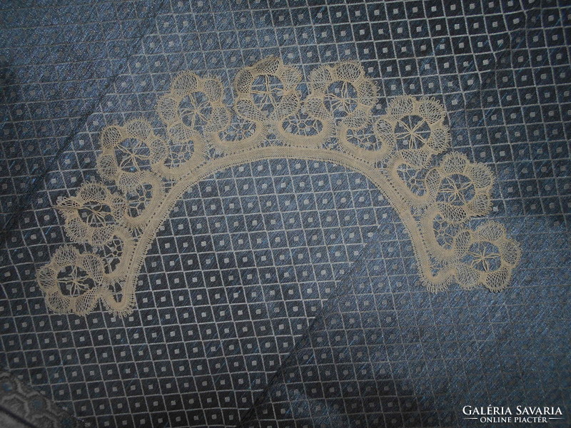 --Genuine breath-thin immaculate beaten lace collar