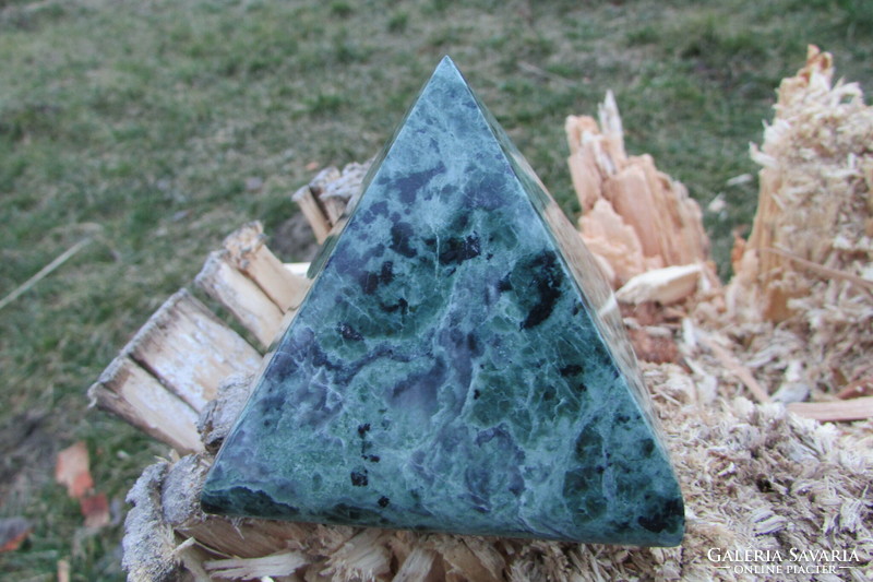 Egyedi kézműves munkával készült piramis