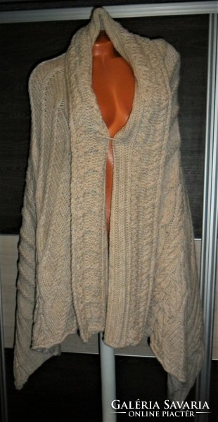 Guido Lombardi soft warm poncho, lighter gray, with a beautiful knitting pattern. 170 X 82 cm