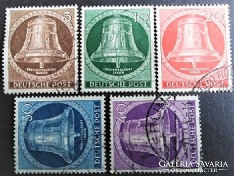 Bb101-5p / Germany - Berlin 1953 freedom bell line of stamps stamped in the middle of the bell tongue