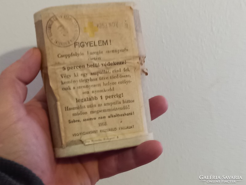 Protective ampoules against liquefied war gas from 1953! In its original unopened box!