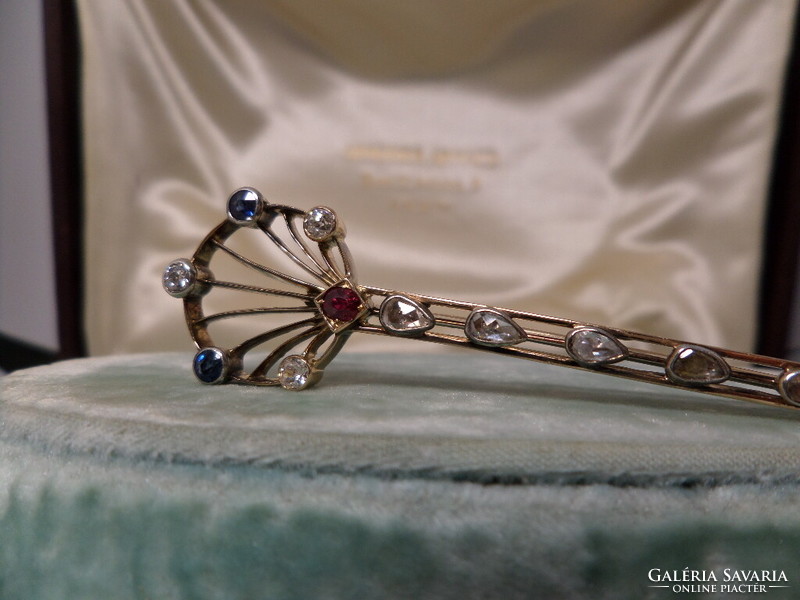 Huge antique gold scarf pin / brooch with rubies, synthetic sapphires, brills and diamonds