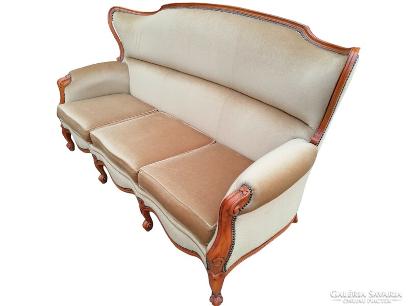 Hazelnut-colored neo-baroque seating