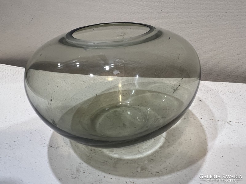 Üveg váza, gömb alakú. 11 x 7 cm-es nagyságú. 4508