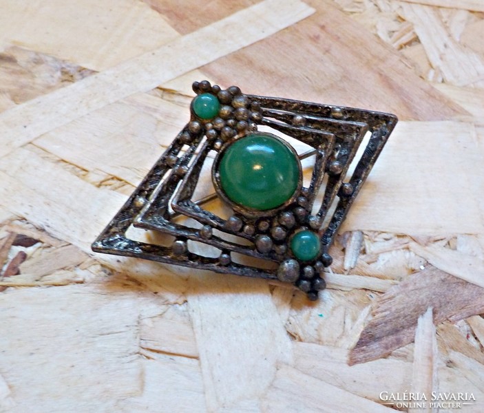 Retro green stone silver-plated brooch
