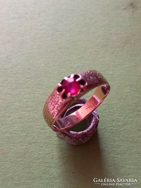 Old 2.56 gram 8 carat gold red stone (ruby ?? ) Women's ring