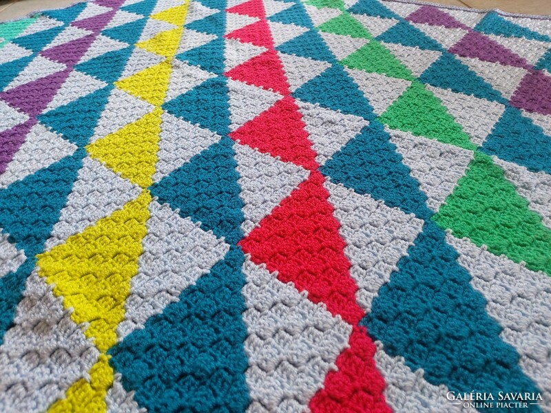 Csodaszép, érdekes mintás, színes, horgolt kézimunka takaró, kanapé takaró 145 x 130 cm