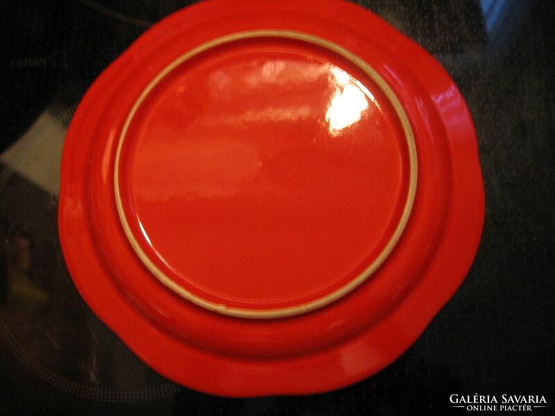 Piros tányér pöttyökkel, pillangóval