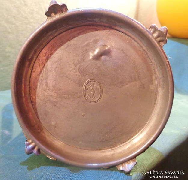 Openable lid, marked 