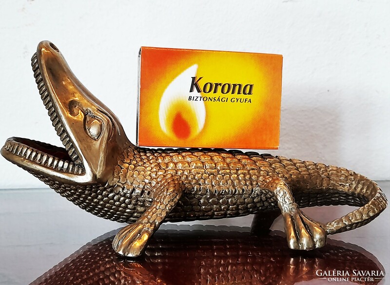 Régi réz krokodil figura