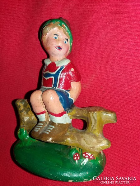 Antik magyar kerámia figura HUMMEL porcelán után másolat Kerítésen ülő fiú 11 X 8 cm