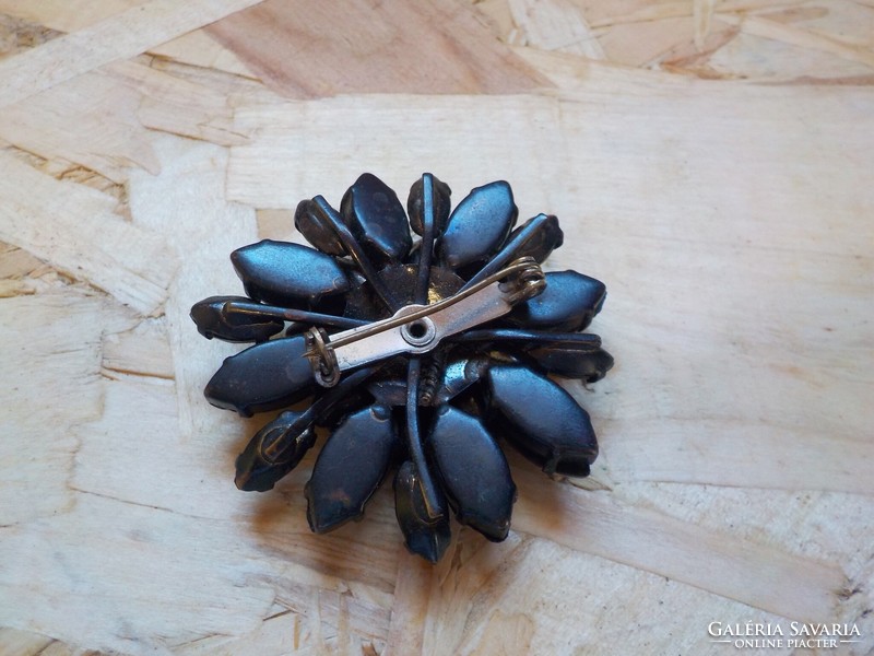 Black stone flower brooch