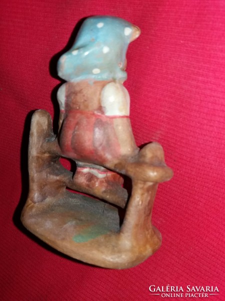 Antik magyar kerámia figura HUMMEL porcelán után másolat Kerítésen ülő leány 11 X 8 cm