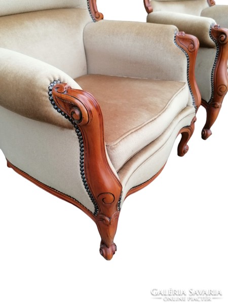 Hazelnut-colored neo-baroque seating