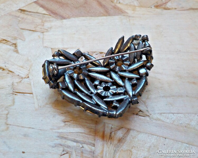 Heart brooch with many stones