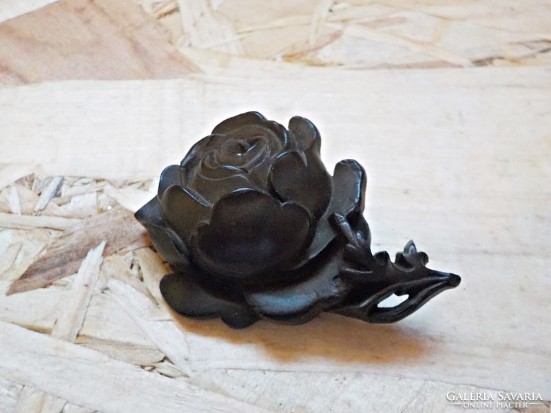 Fából készült rózsa bross