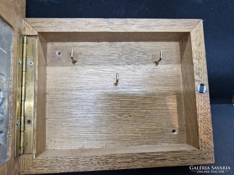 Fa kulcstartó doboz ón díszítésű ajtóval