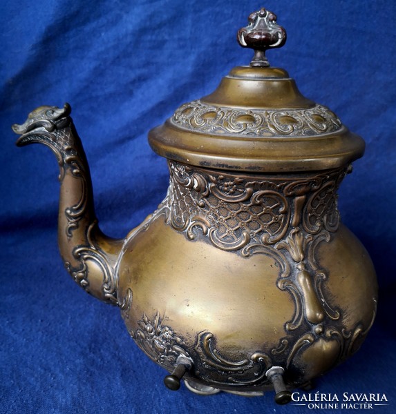 DT/397 – Kuriózum!! Antik ARGENTOR barokkos sárgaréz teáskanna állvánnyal