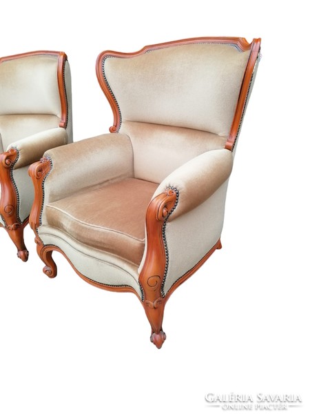 Hazelnut-colored neo-baroque seating