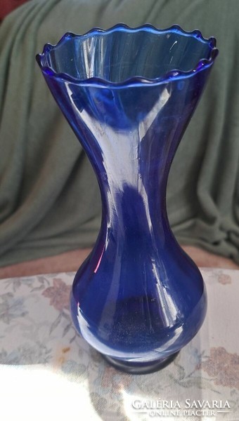 Frilled cobalt blue glass vase 20 cm. Personal delivery to Budapest xv, or I will post with careful packaging.