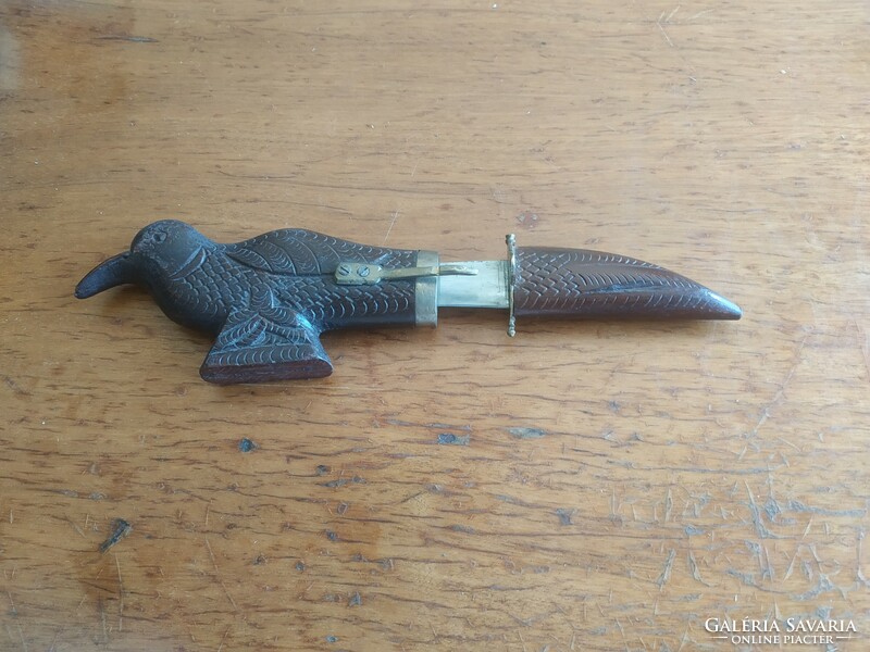 Retro faragott madár figura kés