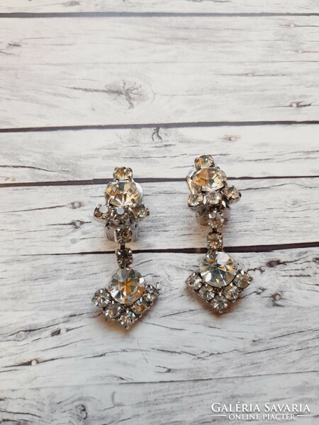 Retro rhinestone ear clip