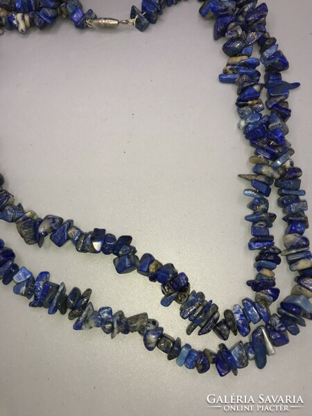 Up to a double row of 103 cm long mineral chain made of lapis lazuli chips