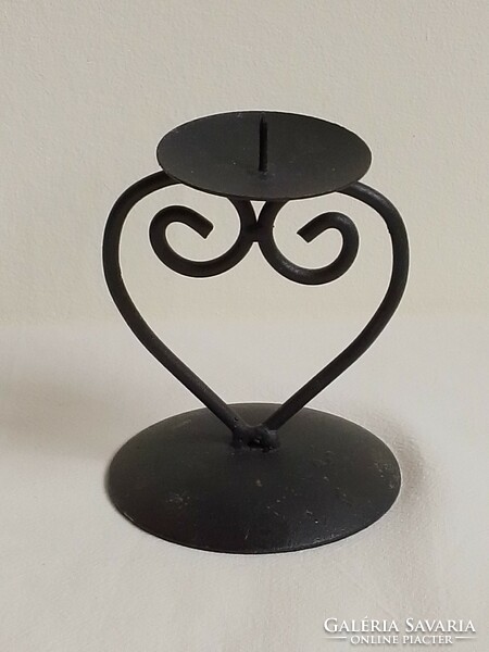 Kis vas fém gyertyatartó fekete porszórt festéssel kovácsoltvas jellegű szív forma
