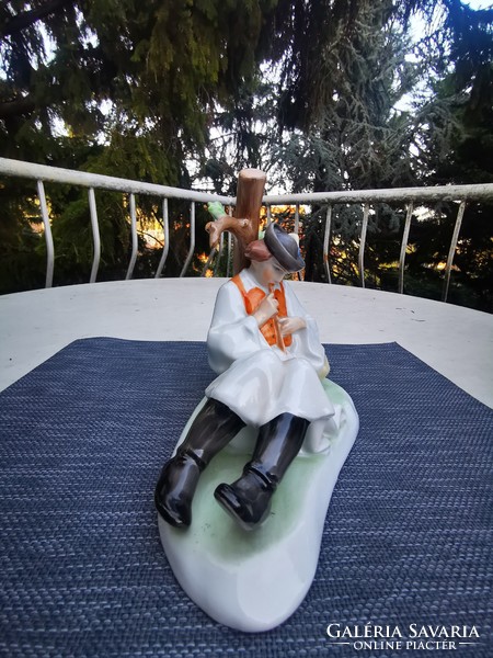 FURULYÁZÓ JUHÁSZ, ZSOLNAY FIGURA