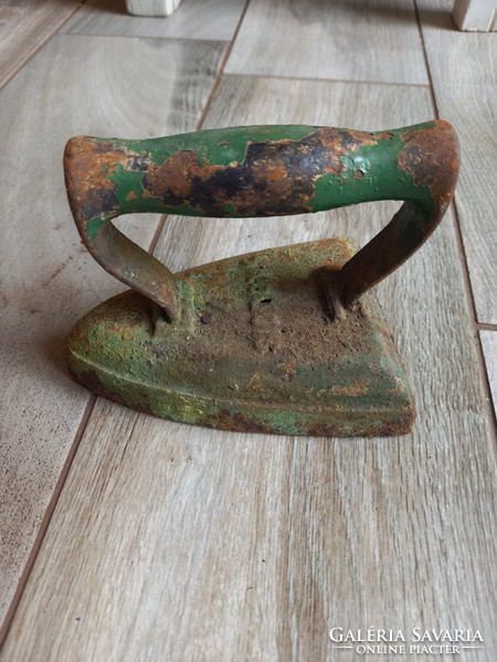 Antique iron with patina (13.2x9.3x9.2 cm)
