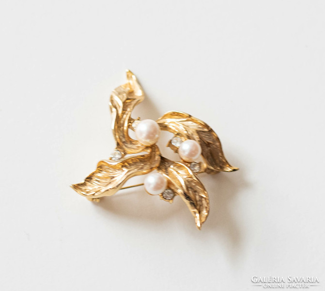Vintage aranyszínű bross gyöngy és strasszkő díszítéssel  -  melltű, kitűző