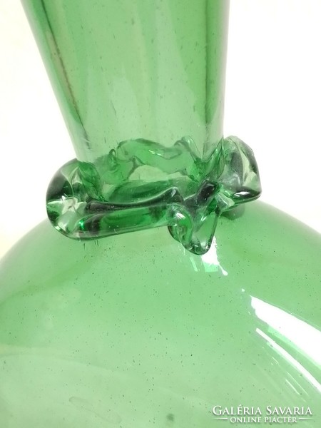 Antik régi zöld fújt huta üveg talpas váza kiöntő butélia különleges formájú 24 cm