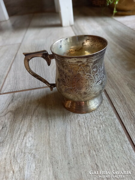 Vésett díszítésű régi ezüstözött füles pohár (7,3x8,7x6 cm)