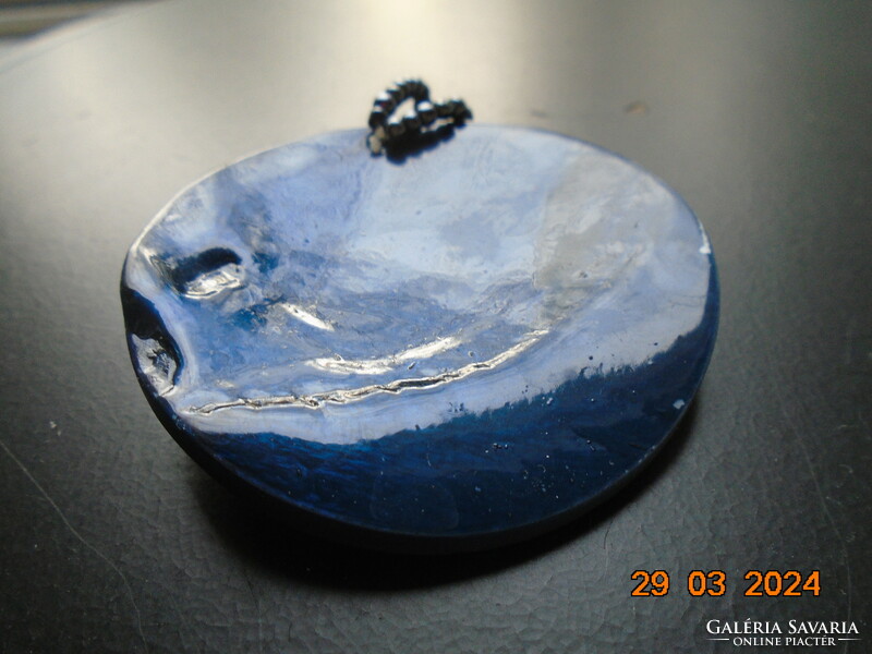 Kagyló és ezüstözött kelta medál összefűzve,apró fémes kék gyöngy akasztóval