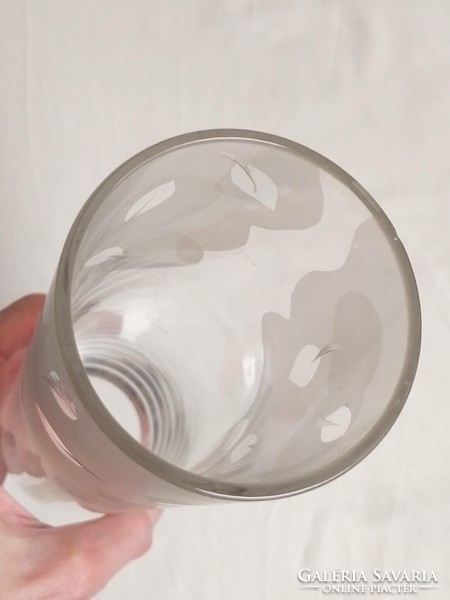 Öntött üveg váza egyedi stilizált csiszolt maratott lombos fa mintával 25,5 cm