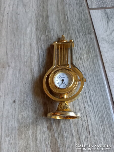 Érdekes régi fém óra (10x4,3x3 cm)