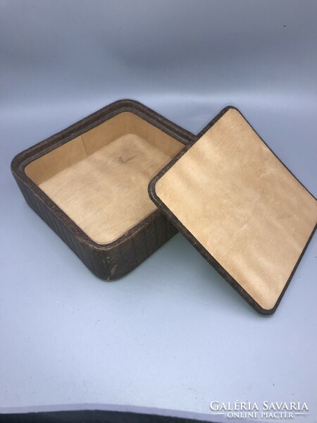 Retro! Leather-covered wooden square jewelry box