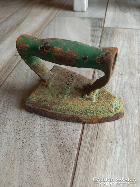 Antique iron with patina (13.2x9.3x9.2 cm)