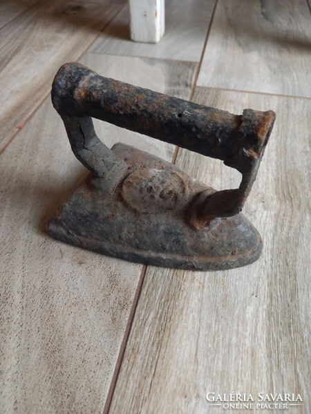 Antique cast iron ironing board (14x10.7x9.5 cm)