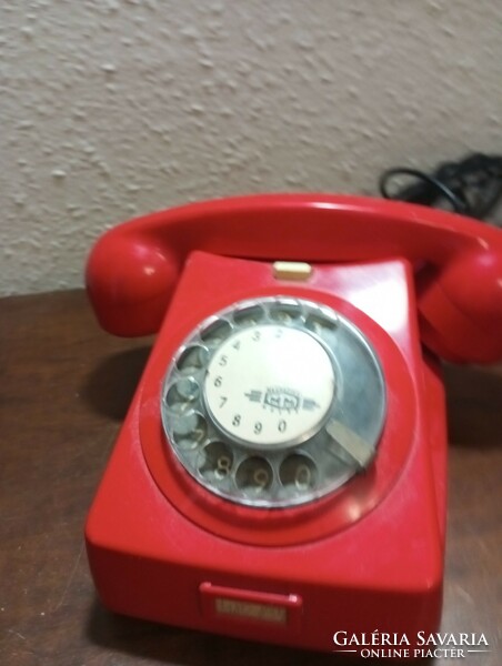 Retro tárcsás piros telefon