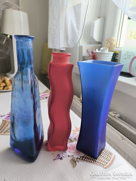 Üveg váza 3 db , kék, piros  eladó!